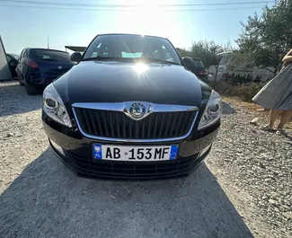 Autovermietung Skoda Fabia Nr.11066 Schaltgetriebe am Flughafen von Tirana, ausgestattet mit einem 1,2L Motor ➤ Von Enrigen in Albanien.