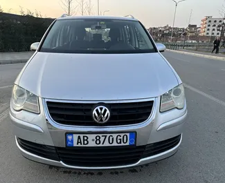 Frontansicht eines Mietwagens Volkswagen Touran am Flughafen von Tirana, Albanien ✓ Auto Nr.11072. ✓ Automatisch TM ✓ 0 Bewertungen.