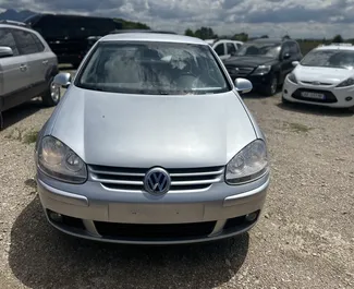 Frontansicht eines Mietwagens Volkswagen Golf 5 am Flughafen von Tirana, Albanien ✓ Auto Nr.11071. ✓ Schaltgetriebe TM ✓ 0 Bewertungen.