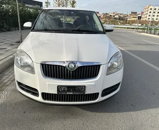 Frontansicht eines Mietwagens Skoda Fabia am Flughafen von Tirana, Albanien ✓ Auto Nr.11060. ✓ Schaltgetriebe TM ✓ 0 Bewertungen.