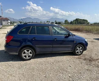 Benzin 1,2L Motor von Skoda Fabia Combi 2014 zur Miete am Flughafen von Tirana.