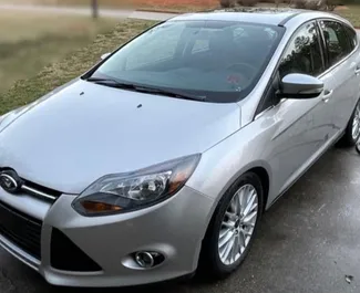 Frontansicht eines Mietwagens Ford Focus in Tirana, Albanien ✓ Auto Nr.10993. ✓ Schaltgetriebe TM ✓ 0 Bewertungen.