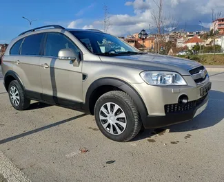 Frontansicht eines Mietwagens Chevrolet Captiva am Flughafen von Tirana, Albanien ✓ Auto Nr.11084. ✓ Automatisch TM ✓ 0 Bewertungen.