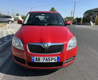 Frontansicht eines Mietwagens Skoda Fabia am Flughafen von Tirana, Albanien ✓ Auto Nr.11061. ✓ Schaltgetriebe TM ✓ 0 Bewertungen.