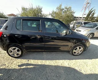 Frontansicht eines Mietwagens Skoda Fabia am Flughafen von Tirana, Albanien ✓ Auto Nr.11066. ✓ Schaltgetriebe TM ✓ 0 Bewertungen.