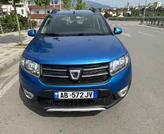 Frontansicht eines Mietwagens Dacia Sandero Stepway am Flughafen von Tirana, Albanien ✓ Auto Nr.11079. ✓ Schaltgetriebe TM ✓ 0 Bewertungen.