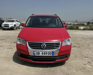 Frontansicht eines Mietwagens Volkswagen Touran am Flughafen von Tirana, Albanien ✓ Auto Nr.11073. ✓ Schaltgetriebe TM ✓ 0 Bewertungen.