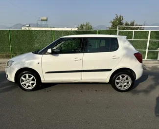 Autovermietung Skoda Fabia Nr.11064 Schaltgetriebe am Flughafen von Tirana, ausgestattet mit einem 1,4L Motor ➤ Von Enrigen in Albanien.