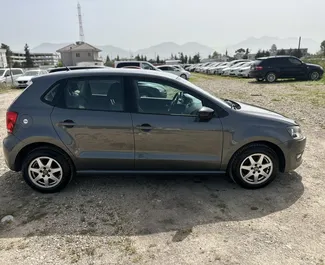 Autovermietung Volkswagen Polo Nr.11076 Schaltgetriebe am Flughafen von Tirana, ausgestattet mit einem 1,4L Motor ➤ Von Enrigen in Albanien.