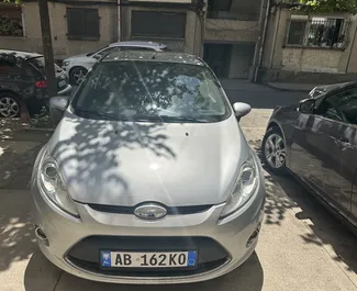 Frontansicht eines Mietwagens Ford Fiesta am Flughafen von Tirana, Albanien ✓ Auto Nr.11059. ✓ Schaltgetriebe TM ✓ 0 Bewertungen.