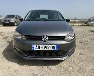 Frontansicht eines Mietwagens Volkswagen Polo am Flughafen von Tirana, Albanien ✓ Auto Nr.11076. ✓ Schaltgetriebe TM ✓ 0 Bewertungen.