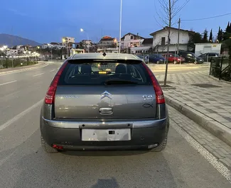 Frontansicht eines Mietwagens Citroen C4 am Flughafen von Tirana, Albanien ✓ Auto Nr.11085. ✓ Automatisch TM ✓ 0 Bewertungen.