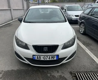 Frontansicht eines Mietwagens SEAT Ibiza am Flughafen von Tirana, Albanien ✓ Auto Nr.11089. ✓ Schaltgetriebe TM ✓ 0 Bewertungen.