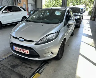 Frontansicht eines Mietwagens Ford Fiesta am Flughafen von Tirana, Albanien ✓ Auto Nr.11058. ✓ Schaltgetriebe TM ✓ 0 Bewertungen.