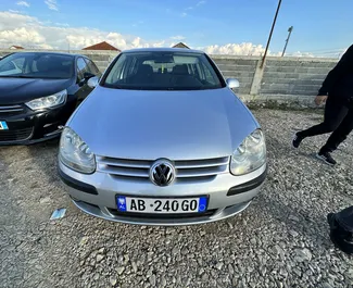 Frontansicht eines Mietwagens Volkswagen Golf 5 am Flughafen von Tirana, Albanien ✓ Auto Nr.11070. ✓ Automatisch TM ✓ 0 Bewertungen.