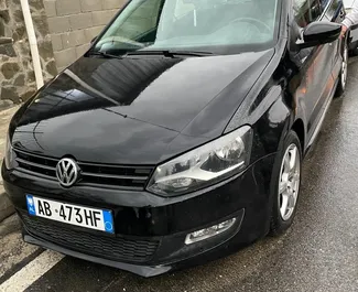 Frontansicht eines Mietwagens Volkswagen Polo in Tirana, Albanien ✓ Auto Nr.10987. ✓ Schaltgetriebe TM ✓ 0 Bewertungen.