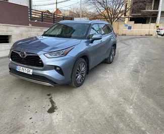 Innenraum von Toyota Highlander zur Miete in Georgien. Ein großartiges 7-Sitzer Fahrzeug mit Automatisch Getriebe.