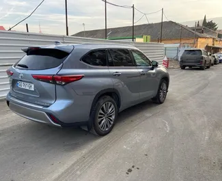 Toyota Highlander 2020 mit Antriebssystem Allradantrieb, verfügbar in Tiflis.