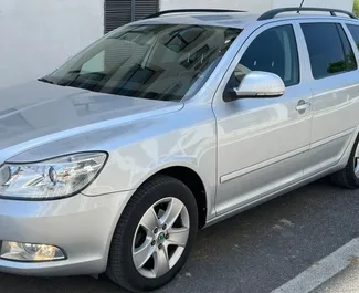 Frontansicht eines Mietwagens Skoda Octavia Combi in Tirana, Albanien ✓ Auto Nr.10991. ✓ Automatisch TM ✓ 0 Bewertungen.