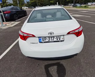 Benzin 1,8L Motor von Toyota Corolla Sedan 2016 zur Miete am Flughafen Kutaisi.