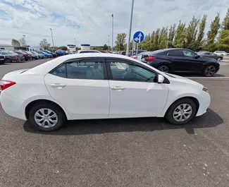 Innenraum von Toyota Corolla Sedan zur Miete in Georgien. Ein großartiges 5-Sitzer Fahrzeug mit Automatisch Getriebe.