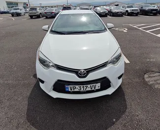 Frontansicht eines Mietwagens Toyota Corolla Sedan am Flughafen Kutaisi, Georgien ✓ Auto Nr.10995. ✓ Automatisch TM ✓ 0 Bewertungen.