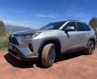 Frontansicht eines Mietwagens Toyota Rav4 in Valencia, Spanien ✓ Auto Nr.10981. ✓ Automatisch TM ✓ 0 Bewertungen.