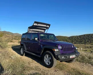 Innenraum von Jeep Wrangler zur Miete in Georgien. Ein großartiges 5-Sitzer Fahrzeug mit Automatisch Getriebe.