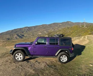 Benzin 2,0L Motor von Jeep Wrangler 2023 zur Miete in Tiflis.