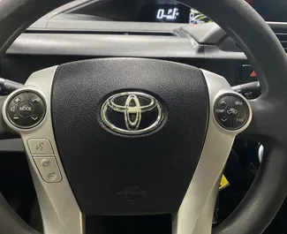 Innenraum von Toyota Prius C zur Miete in Georgien. Ein großartiges 5-Sitzer Fahrzeug mit Automatisch Getriebe.