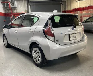 Toyota Prius C 2015 mit Antriebssystem Frontantrieb, verfügbar in Batumi.