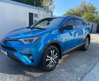 Vermietung Toyota Rav4. Komfort, SUV, Crossover Fahrzeug zur Miete in Georgien ✓ Kaution Einzahlung von 500 GEL ✓ Versicherungsoptionen KFZ-HV, TKV, Insassen, Diebstahlschutz.