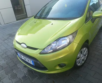 Frontansicht eines Mietwagens Ford Fiesta am Flughafen von Tirana, Albanien ✓ Auto Nr.11002. ✓ Schaltgetriebe TM ✓ 0 Bewertungen.