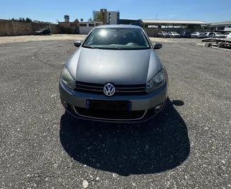 Frontansicht eines Mietwagens Volkswagen Golf 6 am Flughafen von Tirana, Albanien ✓ Auto Nr.11004. ✓ Schaltgetriebe TM ✓ 0 Bewertungen.