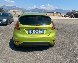 Autovermietung Ford Fiesta Nr.11002 Schaltgetriebe am Flughafen von Tirana, ausgestattet mit einem 1,6L Motor ➤ Von Shkelzen in Albanien.