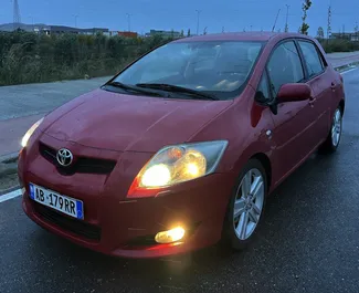 Frontansicht eines Mietwagens Toyota Auris in Durres, Albanien ✓ Auto Nr.11324. ✓ Schaltgetriebe TM ✓ 0 Bewertungen.