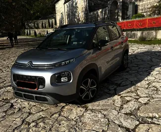 Frontansicht eines Mietwagens Citroen C3 Aircross in Budva, Montenegro ✓ Auto Nr.11126. ✓ Automatisch TM ✓ 0 Bewertungen.