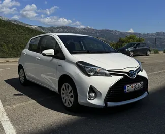 Frontansicht eines Mietwagens Toyota Yaris in Budva, Montenegro ✓ Auto Nr.11310. ✓ Automatisch TM ✓ 0 Bewertungen.