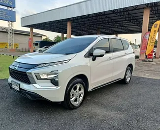 Innenraum von Mitsubishi Xpander zur Miete in Thailand. Ein großartiges 7-Sitzer Fahrzeug mit Automatisch Getriebe.