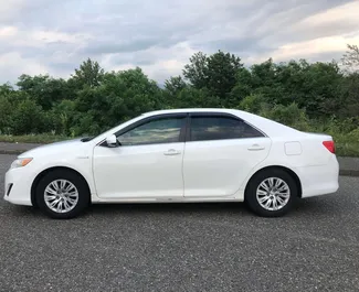 Mietwagen Toyota Camry 2012 in Georgien, mit Hybride-Kraftstoff und 181 PS ➤ Ab 90 GEL pro Tag.