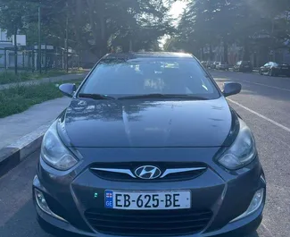 Frontansicht eines Mietwagens Hyundai Accent in Kutaisi, Georgien ✓ Auto Nr.11312. ✓ Automatisch TM ✓ 0 Bewertungen.