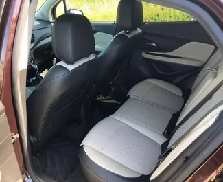 Innenraum von Buick Encore zur Miete in Georgien. Ein großartiges 5-Sitzer Fahrzeug mit Automatisch Getriebe.