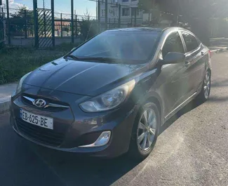 Innenraum von Hyundai Accent zur Miete in Georgien. Ein großartiges 5-Sitzer Fahrzeug mit Automatisch Getriebe.