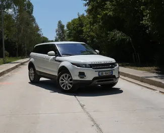 Frontansicht eines Mietwagens Land Rover Range Rover Evoque in Tirana, Albanien ✓ Auto Nr.11115. ✓ Automatisch TM ✓ 0 Bewertungen.