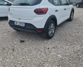 Autovermietung Dacia Sandero Stepway Nr.10103 Schaltgetriebe am Flughafen von Tirana, ausgestattet mit einem 1,0L Motor ➤ Von Marenglen in Albanien.