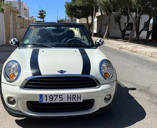 Mini Cooper Cabrio 2014 zur Miete verfügbar in Barcelona, mit Kilometerbegrenzung 250 km/Tag.