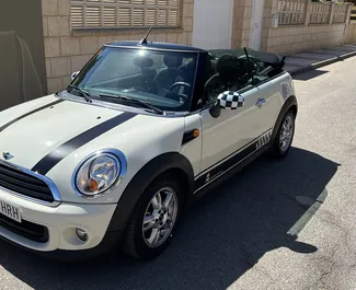 Innenraum von Mini Cooper Cabrio zur Miete in Spanien. Ein großartiges 4-Sitzer Fahrzeug mit Automatisch Getriebe.