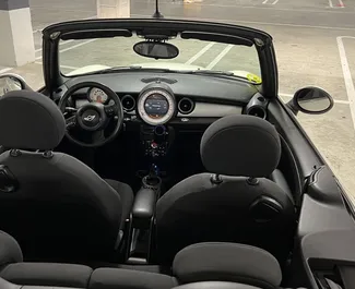 Mini Cooper Cabrio 2014 mit Antriebssystem Frontantrieb, verfügbar in Barcelona.