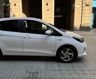 Vermietung Toyota Yaris. Wirtschaft, Komfort Fahrzeug zur Miete in Spanien ✓ Kaution Einzahlung von 400 EUR ✓ Versicherungsoptionen KFZ-HV, Diebstahlschutz, Ausland.