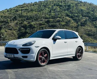 Frontansicht eines Mietwagens Porsche Cayenne in Tiflis, Georgien ✓ Auto Nr.6291. ✓ Automatisch TM ✓ 1 Bewertungen.